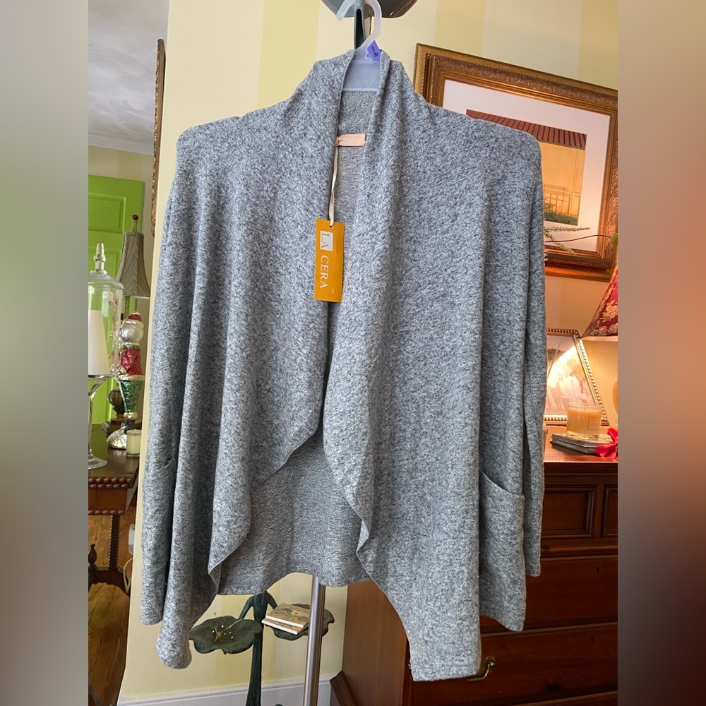 Gorgeous NWT LA CERA sweater. Gray Heather. Size XS.  So soft , and stylish❤️